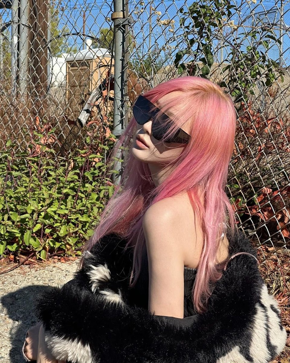 uchgaeri's tweet photo. giselle makeup palette: meditation white, g’s hair orange, hit girl pink. https://t.co/GORRC7ETNJ