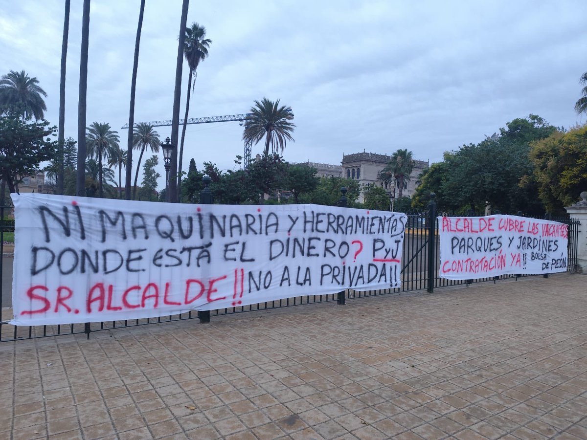 OTROAYTOESPOS's tweet photo. ESTE  @jlsanzalcalde MALTRATA A LOS EMPLEADOS MUNICIPALES. Exigimos cese @floresberenguer  . Si sois igual de rápidos en solucionar los problemas como en quitar las pancartas , la cosa iría mejor . NO VAMOS A PARAR HASTA Q HAYA SOLUCIONES E INTERÉS! @bgastalver @blancagastalver https://t.co/wERPDn7axE