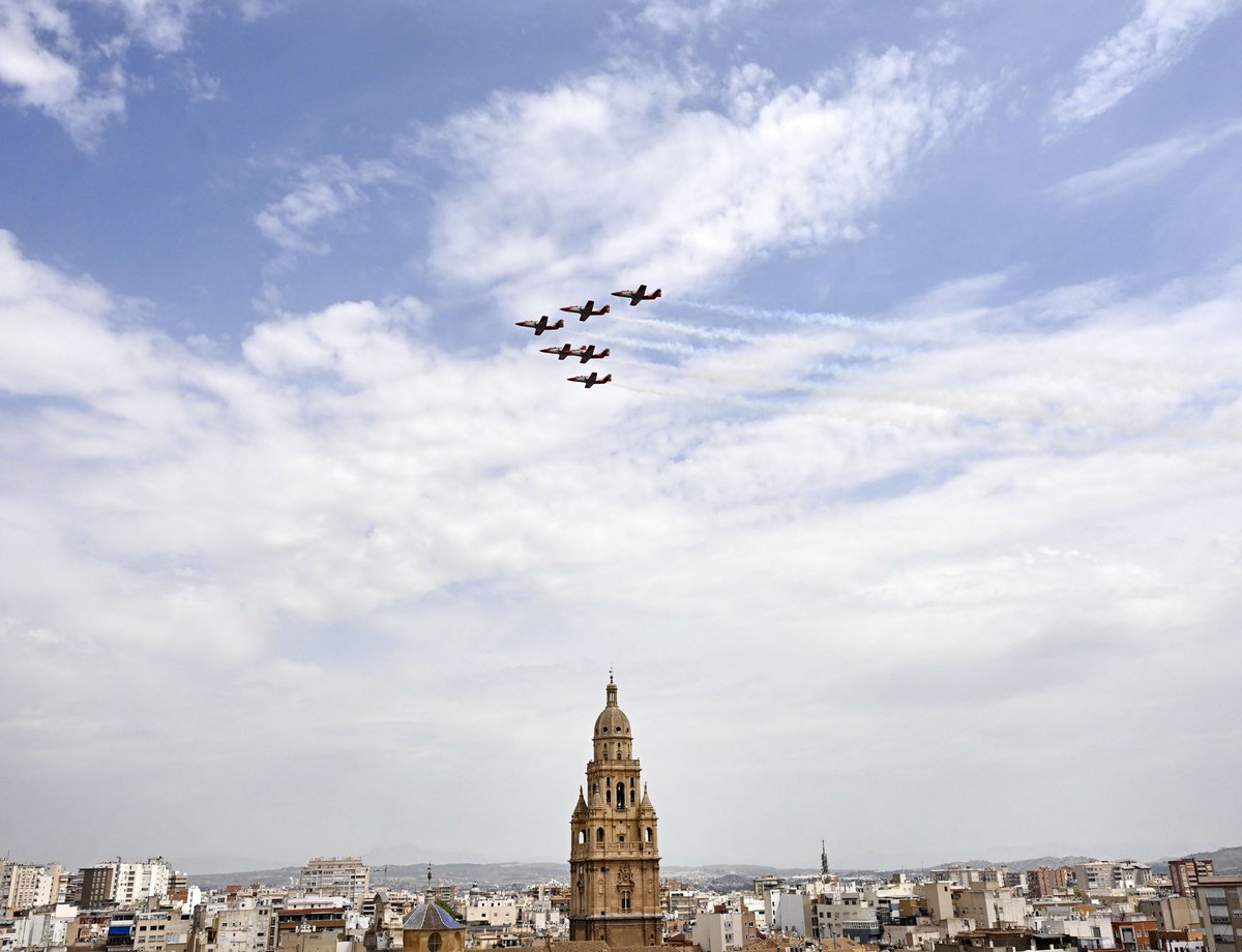 Ballesta_Murcia's tweet photo. Los C-101 de la @patrullaguila no podían irse sin despedirse previamente de la ciudad de Murcia en un homenaje por su 1200 aniversario, que refuerza la histórica vinculación entre la capital y la Academia General del Aire y del Espacio. 

Así ha sido el espectacular momento, que quedará para siempre grabado en nuestra memoria.
