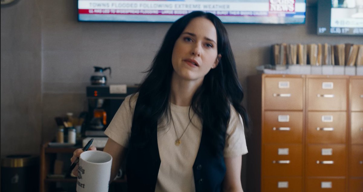 Rachel Brosnahan comentou sobre sua Lois Lane no novo 'Superman': 

"Eu queria que o apartamento dela estivesse cheio de lanchinhos para levar. Acho que ela é alguém que está sempre tão preocupada com o trabalho que não tenho certeza se ela alguma vez se senta e faz uma refeição