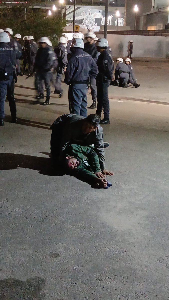 elnacionalpy's tweet photo. PARAGUAYOS GOLPEADOS POR LA POLICÍA BRASILEÑA EN SAN PABLO | 🇧🇷

🔹Una vez más, y como suele ocurrir en cada juego de equipos o selecciones de Paraguay, Argentina o Uruguay, la policía brasileña lanzó fuertes ataques contra hinchas, muchos de ellos saliendo del estadio en familia (con sus hijos)

🔹Los mismos estaban dirigiéndose a los buses en las afueras del estadio. No había enfrentamientos con hinchas brasileños y todo parecía transcurrir con normalidad, según testigos.

🔹Se desconoce por qué la policía brasileña decidió empezar a reprimir en una situación en la que no había ocurrido nada que lo hiciera necesario. Uno de los hinchas quedó tirado en el suelo con traumatismo craneal y debió ser llevado a un hospital de urgencia.

🔹Este tipo de violencia desproporcionada de la policía brasileña ya fue motivo de protestas por parte de los tres países. El nivel de violencia en Brasil es muy elevado y eso hace que sus fuerzas policiales actúen normalmente en formas que no son habituales en el resto del Mercosur, por lo cual deberían entender que su actitud no puede ser la misma con hinchas extranjeros y menos sin razones de peso.

🔹En imágenes se ve que incluso ingresaron a los buses a golpear a los hinchas. 

#ElNacional