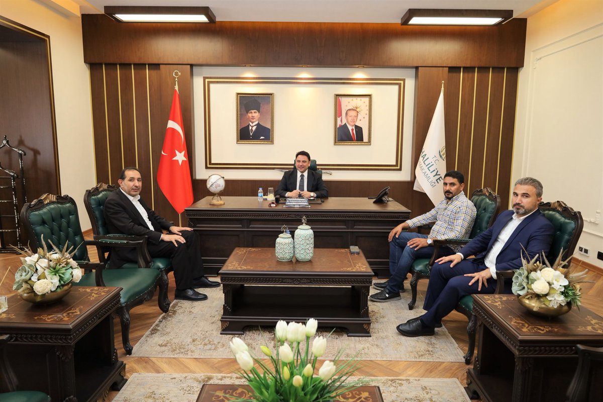 Milliyetçi Hareket Partisi (MHP) Şanlıurfa İl Başkanı Sayın Mahmut GÜNEŞ ve Haliliye İlçe Başkanı Sayın Ali DEMİR, Kaymakamımız Dr. Muhammed Serkan ŞAHİN’i makamında ziyaret ettiler.

Ziyarette, bölgesel konular ve kamu hizmetlerine dair karşılıklı görüş alışverişinde bulunuldu.