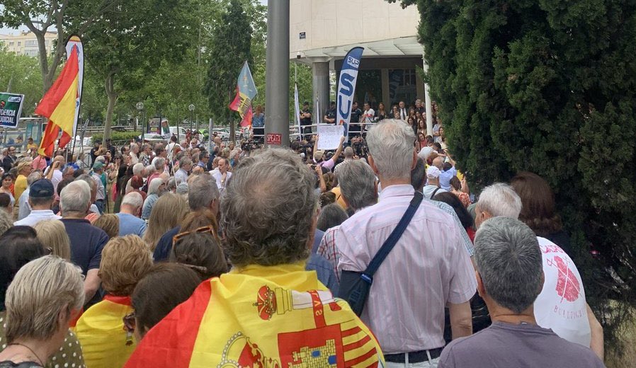vitoquiles's tweet image. 🔴 ÚLTIMA HORA | Masiva protesta de los jueces y fiscales en toda España contra el intento del Gobierno de controlar los tribunales.

Lo nunca visto en nuestro país.