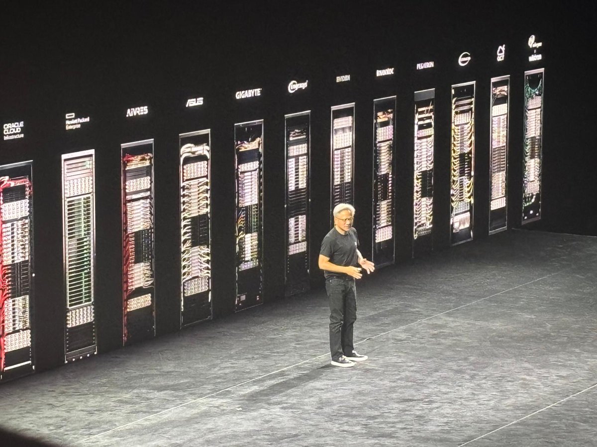 hpcsie's tweet photo. Desde el NVIDIA GTC de París, asistimos a la ponencia de Jensen Huang.

En SIE, mayorista líder de Gigabyte en el sur de Europa y System Integrator experto en IA y HPC, colaboramos en proyectos con Gigabyte, partner clave de NVIDIA para GIGAPOD y servidores Pro Blackwell. https://t.co/ihrNaOYQ8D