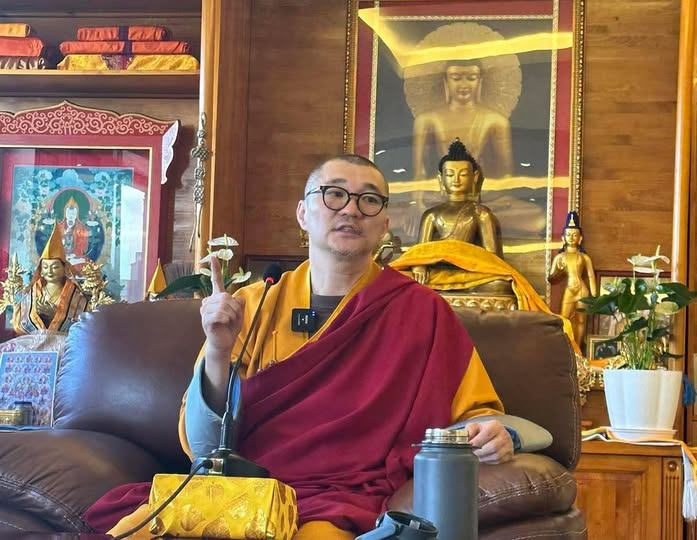 Гавж Д.НЯМСАМБУУ: Хойморт залсан бурхан ямар утгатай юм бол? Шавар гуулиар хийсэн зүйлс босч ирээд биднийг аварна гэж итгэх аргагүй нь үнэн. Сүхбаатарын талбайд байгаа хөшөө бол Сүхбаатар биш. Ач гавьяаг нь дурсан санах гэж л хөшөө босгодог. Бодгаль байгаа гээд, өнөө бодгалийг