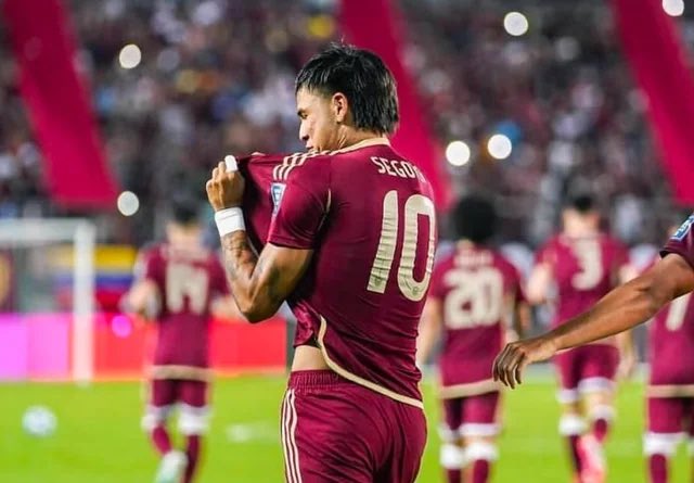 Si algo que queda ratificado en esta fecha es que Telasco Segovia debe ser inamovible en la selección con el rendimiento actual. 

Aporte defensivo y creación de juego colectivo. 

En este momento no tenemos otro creativo como Telasco.