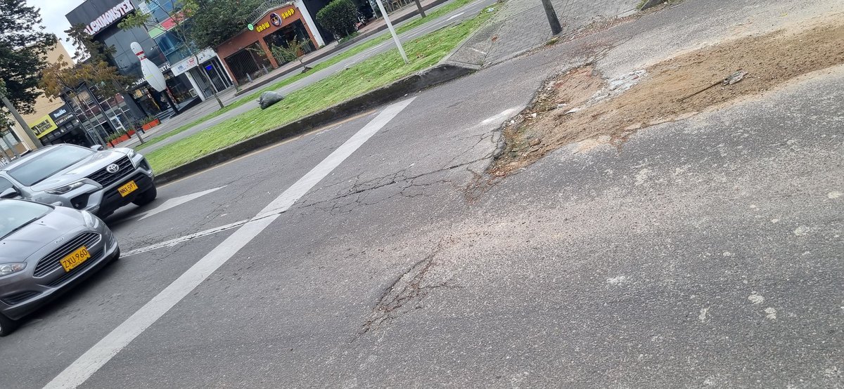 opparra's tweet photo. Peligroso hueco en avenida 19 con calle 151 por favor @idubogota @UMVbogota @Prensa_Alcalde https://t.co/G8G0IgqO1f