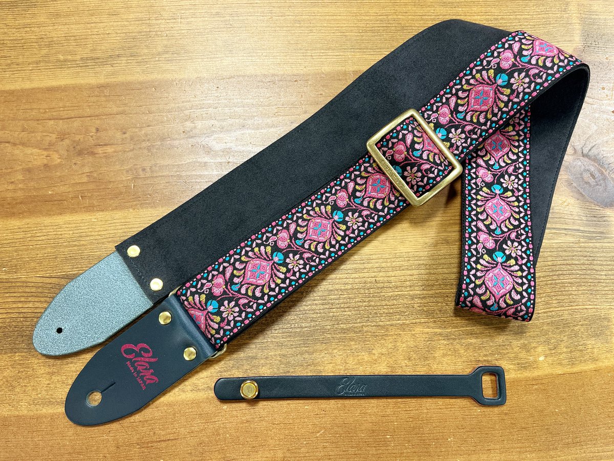 ElaraStraps's tweet image. お客様よりカスタムオーダー頂き製作したストラップ！

Peacock Queue Pink Ultrasuede
チャコールUS/ネイビータブ革/ローズピンク箔/ブラスパーツ

Guitar Strap fastener for Acoustic Navy
ホットピンUS/Gold

#elarastraps #fastener #エララストラップ #ギターストラップ #ファスティナー