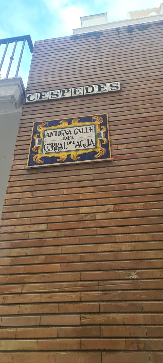 Donado por <a href="/TomsGar46398518/">Tomás García</a> y con la presencia del director del hotel Fernando III, <a href="/amideanr/">Amidea Navarro</a> y <a href="/CCruzadoCandau/">Carmen Cruzado Candau</a> y miembros de la <a href="/AsociacionPisan/">Asociación Pisano</a> y el gerente de Urbanismo,  Fernando Vázquez se ha inaugurado hoy otro azulejo más de la serie de Sancho Corbacho. <a href="/SuarezRicardo/">Ricardo Suárez</a>