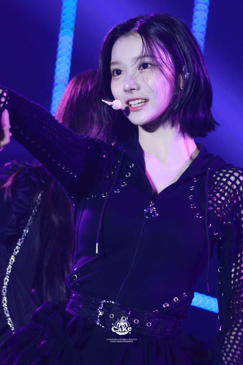 Choi Jiwoo in black 🖤