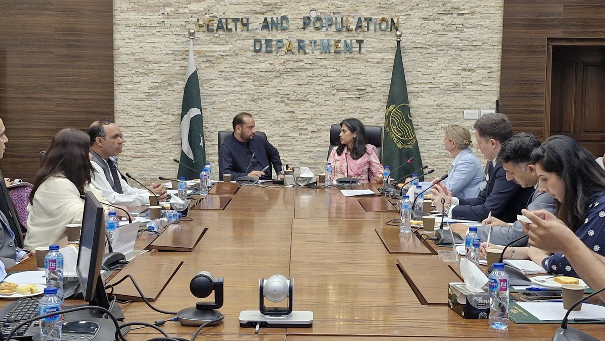 HP_GoP's tweet image. صوبائی وزیر صحت و آبادی خواجہ عمران نذیر نے برطانوی ہائی کمیشن کے وفد سے ملاقات کی۔ DAFPAK اور E4H پروگراموں پر تبادلہ خیال ہوا۔ وزیر صحت نے تعاون کو سراہا اور صحت و آبادی کے شعبوں میں شراکت داری کو وقت کی ضرورت قرار دیا۔ ملاقات میں سیکرٹری صحت و آبادی نادیہ ثاقب بھی شریک تھیں۔