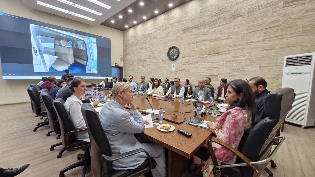 HP_GoP's tweet image. صوبائی وزیر صحت و آبادی خواجہ عمران نذیر نے برطانوی ہائی کمیشن کے وفد سے ملاقات کی۔ DAFPAK اور E4H پروگراموں پر تبادلہ خیال ہوا۔ وزیر صحت نے تعاون کو سراہا اور صحت و آبادی کے شعبوں میں شراکت داری کو وقت کی ضرورت قرار دیا۔ ملاقات میں سیکرٹری صحت و آبادی نادیہ ثاقب بھی شریک تھیں۔