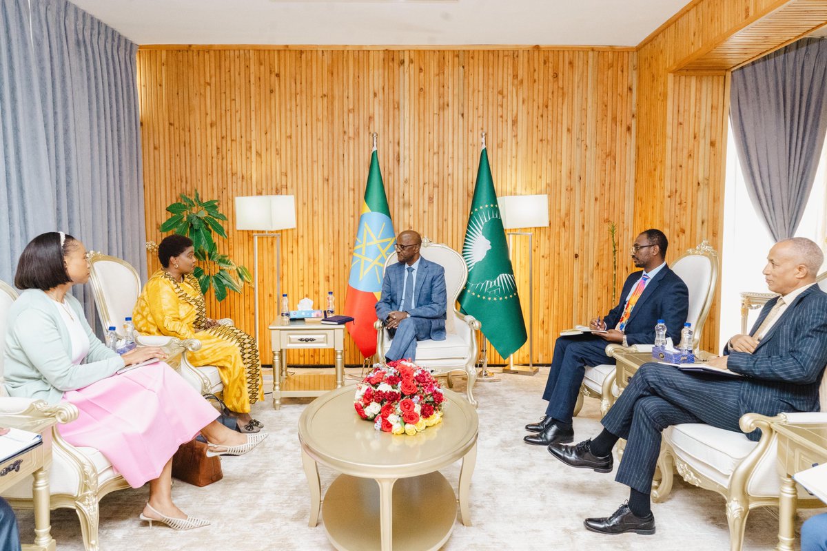 State Minister of Foreign Affairs, Ambassador Hadera Abera, received a courtesy call from the Ambassador of South Africa to Ethiopia, Nonceba Losi, this morning at his office.

On the occasion, the parties discussed ways of further enhancing the longstanding diplomatic relations