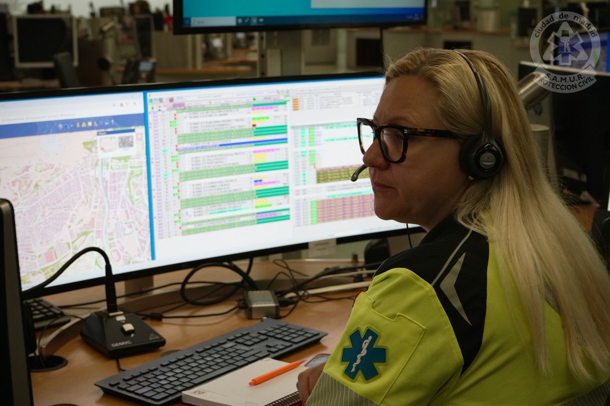 Detrás de cada ambulancia, hay profesionales gestionando llamadas y asignando los recursos más idóneos a cada una.

Nuestra "Central de Comunicaciones" es el cerebro de nuestro servicio.

Trabajo invisible, pero fundamental para coordinar y resolver cada emergencia.
