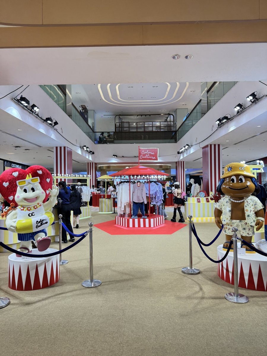 ssshikaaa's tweet photo. ทุกครั้งที่มี pop-up store ก็อยากเห็น @culture_colors มีหน้าร้านจริงๆ อยากให้เป็นร้านที่ใครๆก็จะแวะมา แบบนักท่องเที่ยวต้องแวะมาซื้อกลับไป เหมือนเวลาเราไปประเทศนั้นแล้วจะต้องไปร้านนั้นอะไรแบบนี้ ขอให้เติบโตไปอีกเยอะๆเลยน้า 💓
#CCForeversummer25 
#ColorsCulture
#PPKritt @ppkritt https://t.co/K2aPYGffgZ