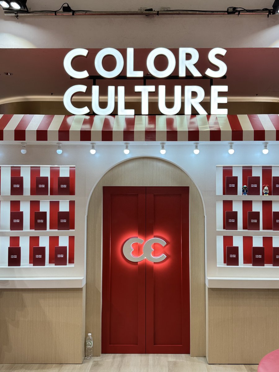 ssshikaaa's tweet photo. ทุกครั้งที่มี pop-up store ก็อยากเห็น @culture_colors มีหน้าร้านจริงๆ อยากให้เป็นร้านที่ใครๆก็จะแวะมา แบบนักท่องเที่ยวต้องแวะมาซื้อกลับไป เหมือนเวลาเราไปประเทศนั้นแล้วจะต้องไปร้านนั้นอะไรแบบนี้ ขอให้เติบโตไปอีกเยอะๆเลยน้า 💓
#CCForeversummer25 
#ColorsCulture
#PPKritt @ppkritt https://t.co/K2aPYGffgZ