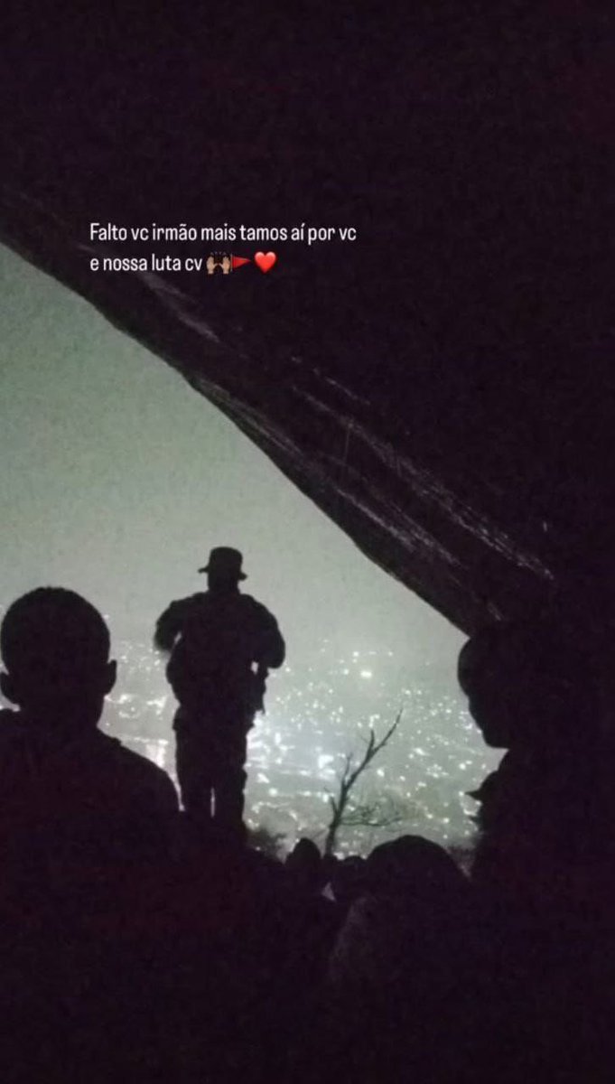 informeagorarj's tweet photo. ⚠️VEJA: Traficantes do (CV) postaram fotos no miolo do Morro do Campinho(TC), em Cascadura.
Ao que parece, os traficantes do Morro do 18 e Barão (CV) expulsaram os traficantes do TCP que atuavam na comunidade.

💥ACOMPANHE AS GUERRAS DE FACÇÕES AQUI: https://t.co/MOSKAk6VQy https://t.co/qN5ZqM7LZL