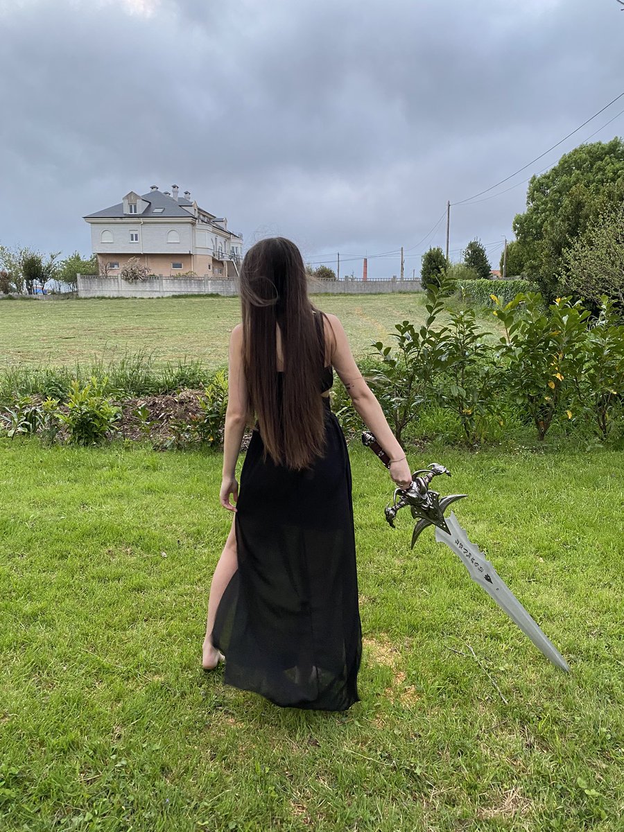 Holaa , alguien que sepa usar Photoshop que me pueda quitar la casa del fondo ?🙏🏻