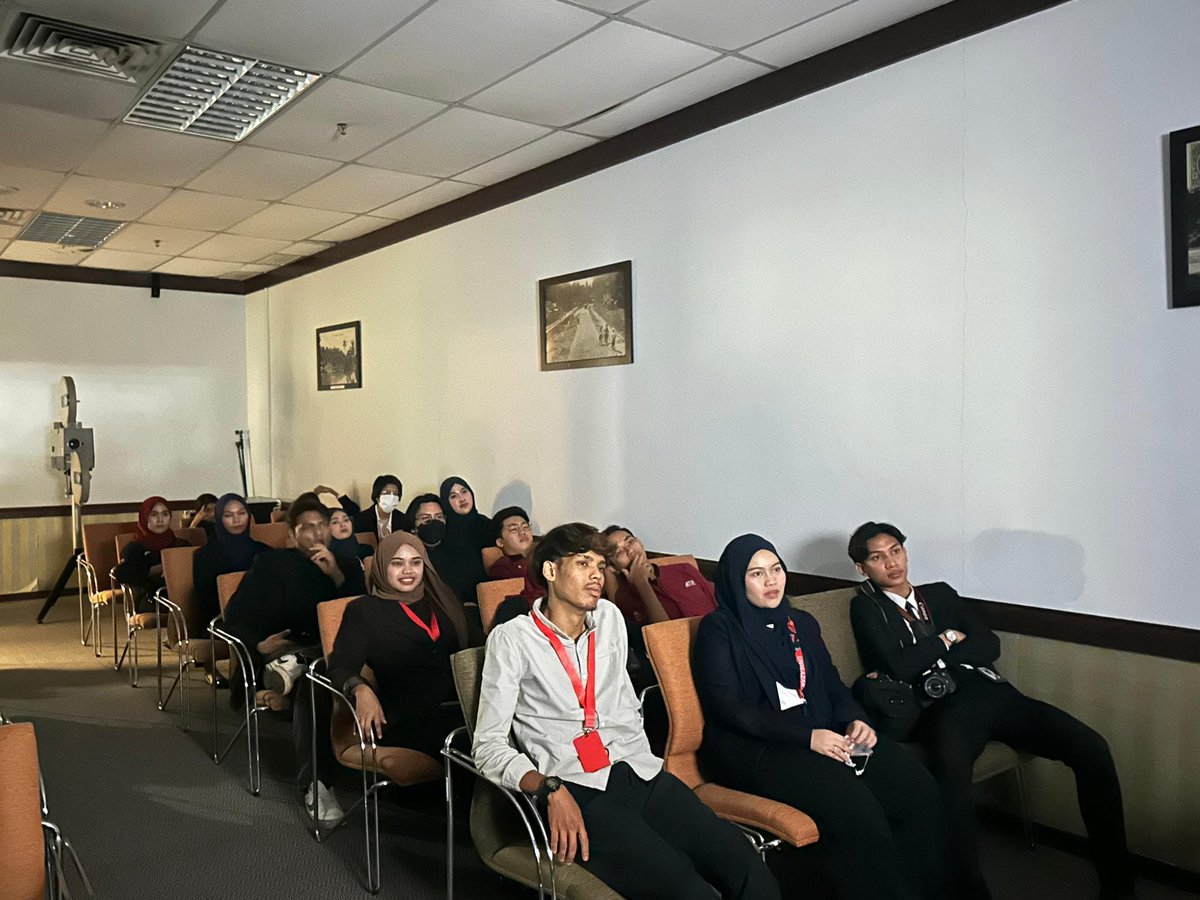 myarkibnegara's tweet image. 11 Jun 2025 - Hari ini Arkib Negara Malaysia telah menerima lawatan daripada pelajar UniRazak sempena dengan Sambutan Minggu Arkib Antarabangsa 2025. 

Semoga lawatan berpandu hari ini memberi sedikit ilmu pengetahuan kepada pelajar UniRazak. 

#smaa2025