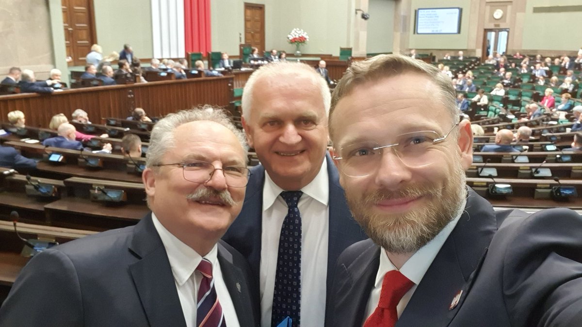 Słuchając kolejnych kłamstw Tuska  
z posłami Markiem Jakubiakiem i Zbigniewem Boguckim  pozdrawiamy. 
#TuskDoDymisji