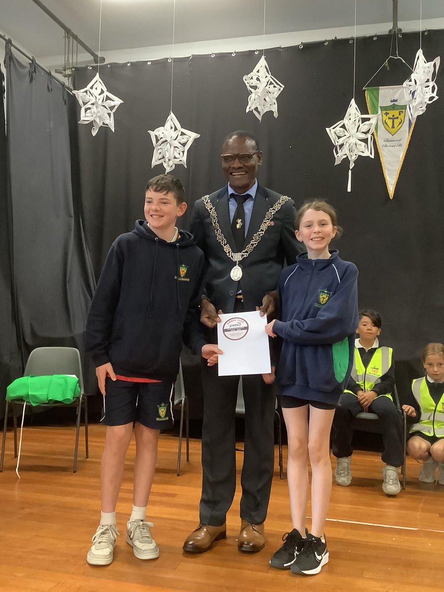 BunscoilC's tweet photo. Thanks to @HonoreKamegni for his visit as Deputy Lord Mayor @corkcitycouncil during our Multi-cultural Week,telling the children of his personal journey,his inspirational message. He also presented us with our @GreenSchoolsIre #AmberFlag @PietaHouse Flags https://t.co/GETH0wgqJh
