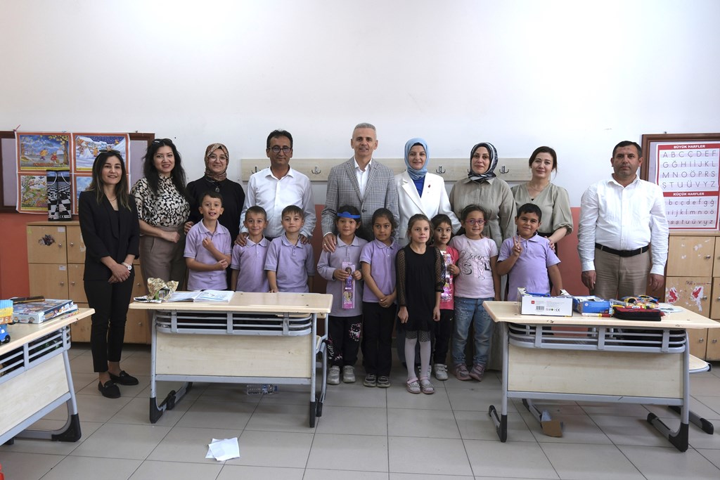 Vali Amca Sordu, Öğrenciler Hayallerini Anlattı

Karaman Valisi Mehmet Fatih Çiçekli, eğitim kurumlarına yönelik ziyaretleri kapsamında Çoğlu Şehit İshak Sağlamoğlu İlkokulunu ziyaret etti. Ziyarette Vali Çiçekli'ye, Vali Yardımcısı Esengül Korkmaz Çiçekli, İl Millî Eğitim Müdürü