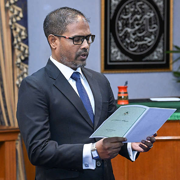 ހައިކޯޓުގެ ކުރީގެ ފަނޑިޔާރު އަލްއުސްތާޛު ޢަބްދުﷲ ޙަމީދު އަދި ހައިކޯޓުގެ ފަނޑިޔާރު އަލްއުސްތާޛު މުޙައްމަދު ސަލީމް، ސުޕްރީމް ކޯޓުގެ ފަނޑިޔާރުކަމުގެ މަގާމަށް މިއަދު އައްޔަން ކުރައްވާފައިވާތީ، ދެ ފަނޑިޔާރުންނަށް ހޫނު މަރުހަބާއެއް ދަންނަވަމެވެ.