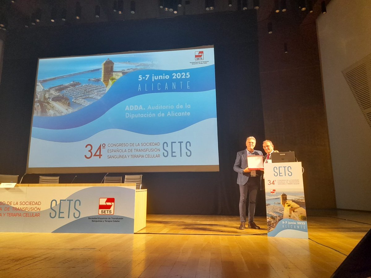 ✨¡Compartimos con vosotros momentos memorables que tuvieron lugar en #SETS2025!🔙
En esta ocasión, el Dr. Roberto Roig recoge su placa en reconocimiento a su trayectoria profesional tras la ponencia "La donación de sangre desde 1984 a…futuro"🩸🔜 en la lección conmemorativa🗣️