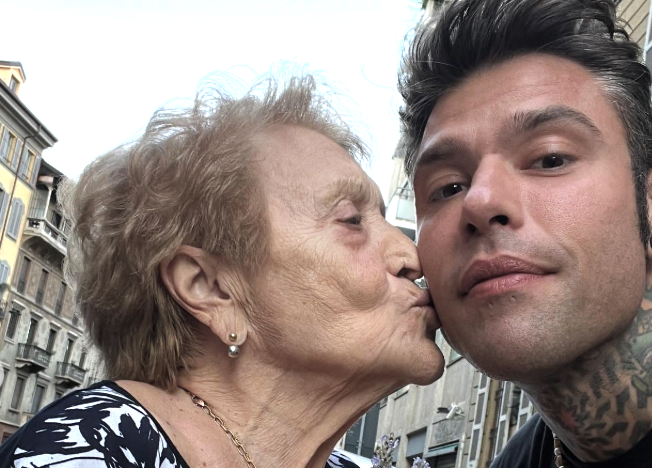 È venuta a mancare la nonna di Fedez, Luciana. Ad annunciarlo lui sui social.