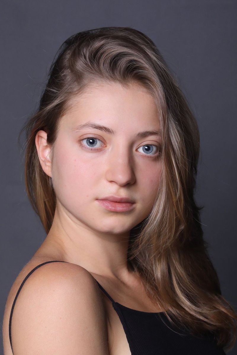 vitavitae_'s tweet photo. Hoy se estrena en @NetflixES "ANIELA", una serie dramática con toques de comedia y crítica social. Doblar a Lena, una joven rapera de clase baja y altas aspiraciones, y más del polaco al español, fue todo un reto. Junto a @ScarlewHarzac y @JanaMassot, con dirección de @PieOrra. https://t.co/mRyLyf0BAz