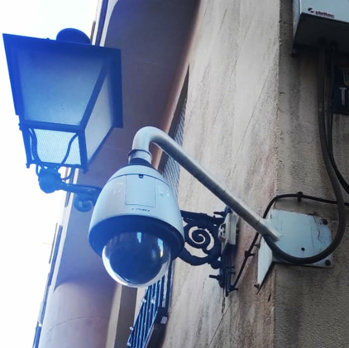 El Ayuntamiento instalará nuevas cámaras de seguridad en la plaza de Jacinto Benavente, al tiempo que renovará y mejorará los sistemas de videovigilancia que ya funcionan en Tirso de Molina #Lavapies xlavapies.com/noticias/el-ay…