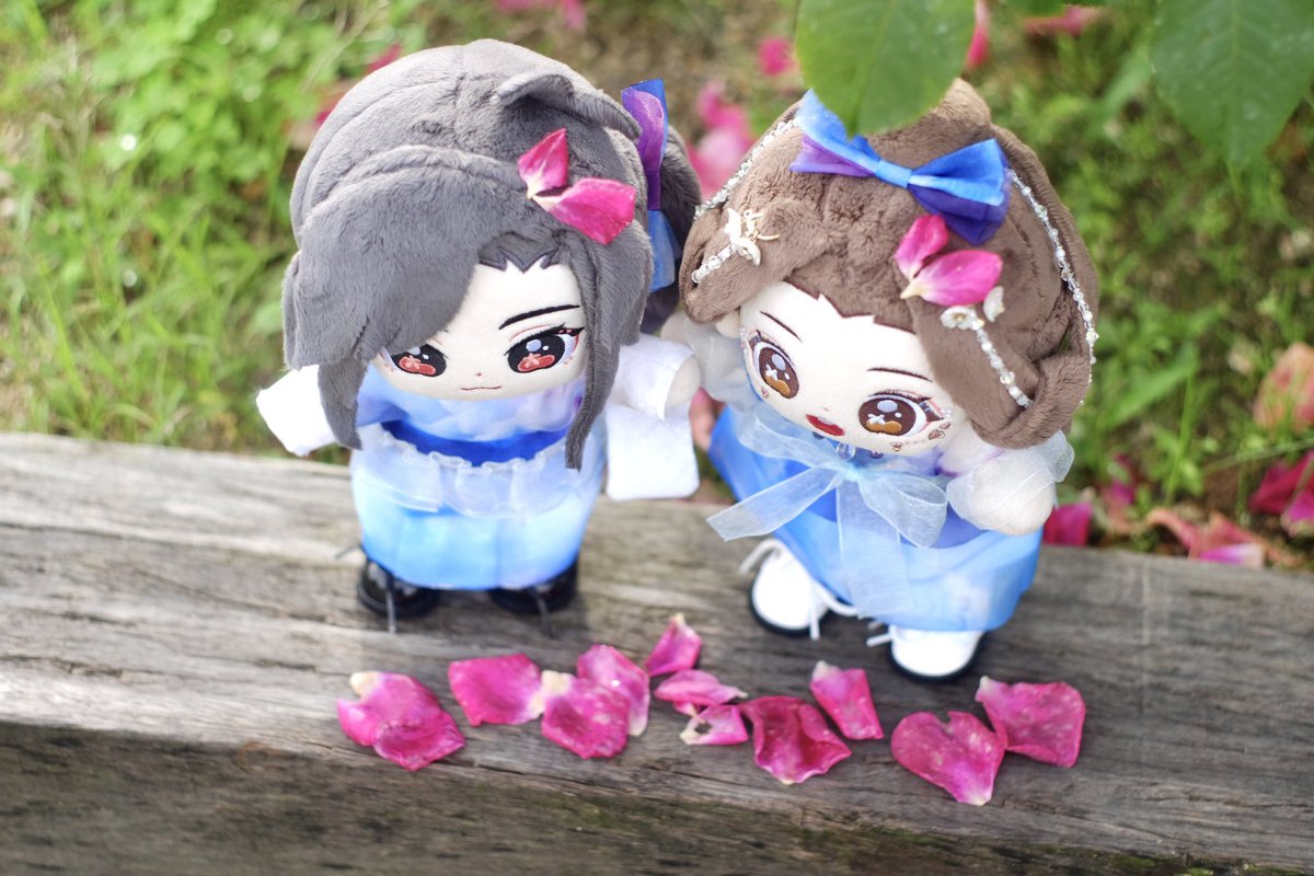 散った花びらでお揃いの髪飾り🌹💕