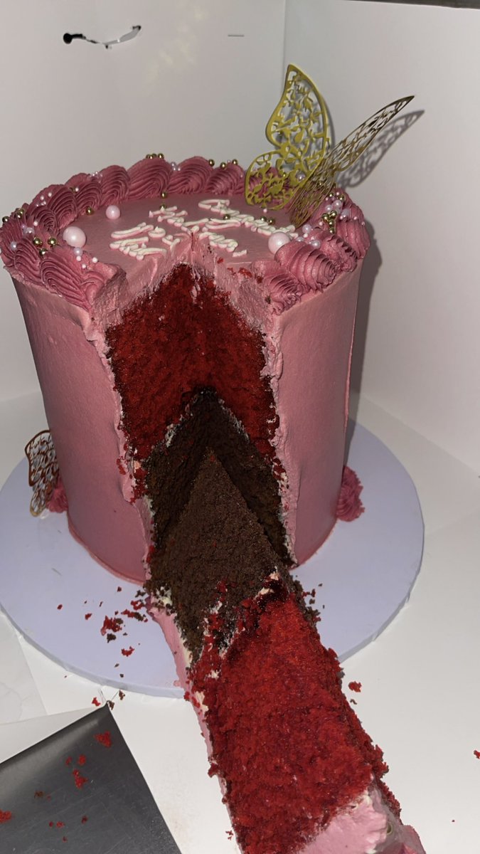 halimaakabir's tweet image. 🤭
Got myself a cake for escaping Path and Pharm,i deserve it.