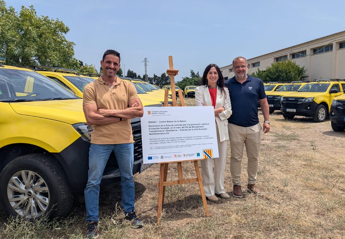 L'<a href="/ibanat_IB/">IBANAT</a> recepciona 21 vehicles nous que permetran augmentar la seguretat en les tasques de prevenció i extinció d'incendis forestals.

L'actuació, finançada amb fons Next Generation EU, representa un pas endavant en la modernització de la flota.

🔗 tn.caib.es/VehiclesIB