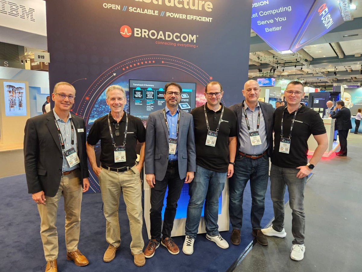 🤝 Great catching up — and a special shoutout to Kamran Naqvi for the standout moment of the event: his presentation on the breakthrough <a href="/Broadcom/">Broadcom</a> #Tomahawk6, the world’s first 102.4 Tbps Ethernet switch built for AI &amp; HPC. 🔥

#ISC25 ➡️youtube.com/watch?v=LStRvy…