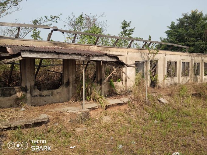 _Dadio's tweet image. HE @alexottiofr Ozuitem Community Secondary School in Bende L.G.A is completely dilapidated💔

 A school of 363 active students with no teachers💔

The principal, vice principal (who is blind), and the vice principal’s wife are the only people that teach in this school💔