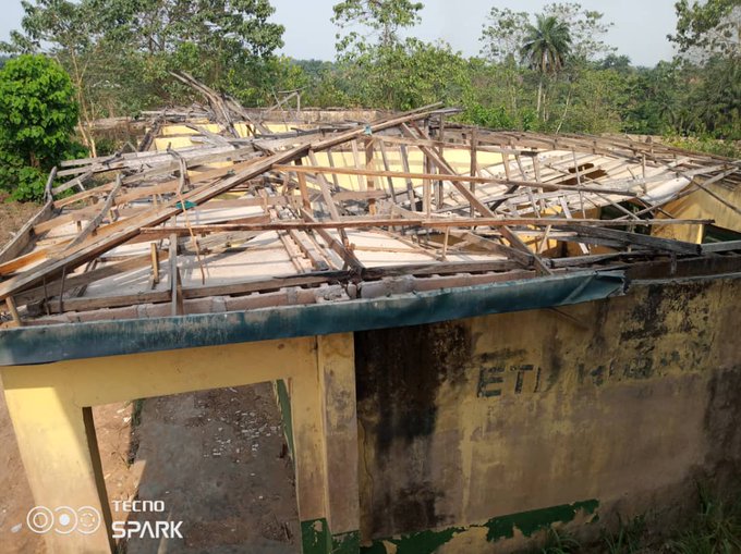 _Dadio's tweet image. HE @alexottiofr Ozuitem Community Secondary School in Bende L.G.A is completely dilapidated💔

 A school of 363 active students with no teachers💔

The principal, vice principal (who is blind), and the vice principal’s wife are the only people that teach in this school💔