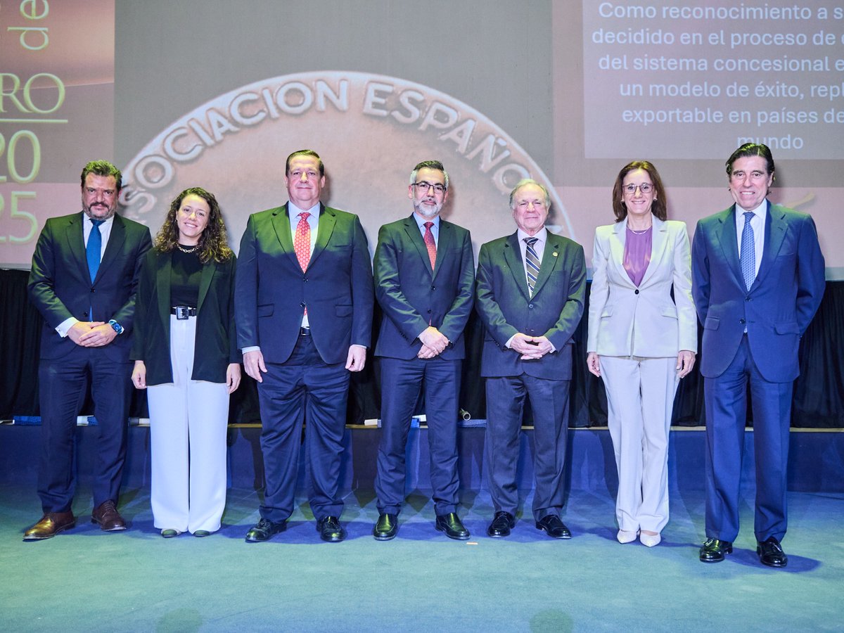 Abertis (@abertis) on Twitter photo 🏅José Aljaro, CEO de Abertis, ha sido distinguido con la Medalla de Oro de la Carretera al Mérito Personal, otorgada por la <a href="/aecarretera/">@aecarretera</a>. En su lugar, ha recogido el galardón Daniel Vilanova, director general de nuestra filial Autopistas. 🏅José Aljaro, CEO de Abertis, ha sido distinguido con la Medalla de Oro de la Carretera al Mérito Personal, otorgada por la <a href="/aecarretera/">@aecarretera</a>. En su lugar, ha recogido el galardón Daniel Vilanova, director general de nuestra filial Autopistas.