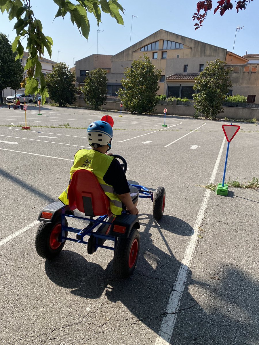 🚲 L’alumnat de 5è ha participat en l’activitat “Rodant pels carrers” del projecte PAE!
Hem après la importància de circular amb seguretat i respectar les normes de l’#educacióvial.

🙌 Educar per prevenir!
#5èElsPicots #PAE #SeguretatVial