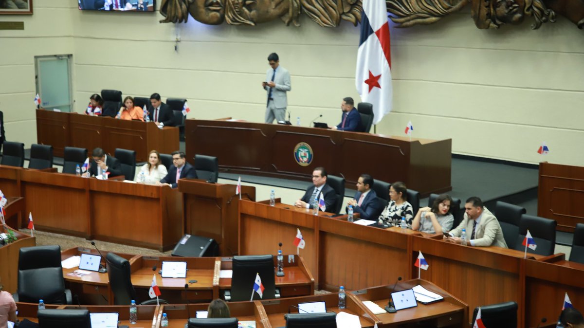 Debatiendo el Proyecto de ley N.° 289, que busca suspender la vigencia de la Ley 468 de 2025 y restablecer temporalmente la Ley 3 de 1985 sobre intereses preferenciales. 🏠💰 Esta medida pretende reactivar más de 9,000 préstamos hipotecarios actualmente paralizados.