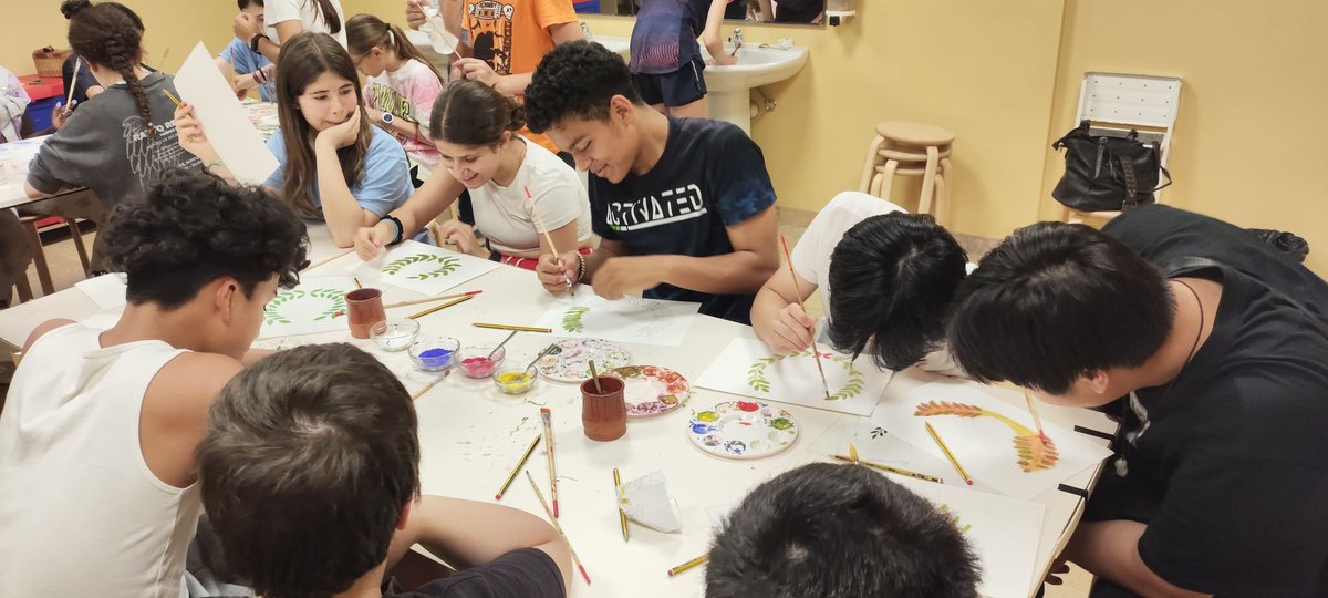 Los alumnos de 1º ESO participamos en Pintamos como los romanos, un taller donde historia, arte y creatividad van de la mano. Visitamos el Museo del Teatro Romano y diseñamos un telón al estilo romano. Una experiencia educativa que conecta pasado y presente a través del arte.