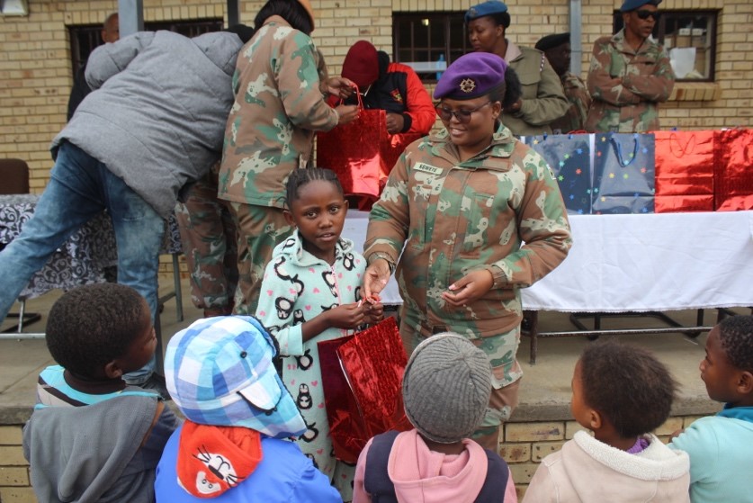 SANDF_ZA's tweet image. READ || Senior Non-Commissioned Officers Reach Out to the Community.

facebook.com/10006886559395…

#SANDF
#SAArmy
#SAArmySupportFormation
#PrideOfLions