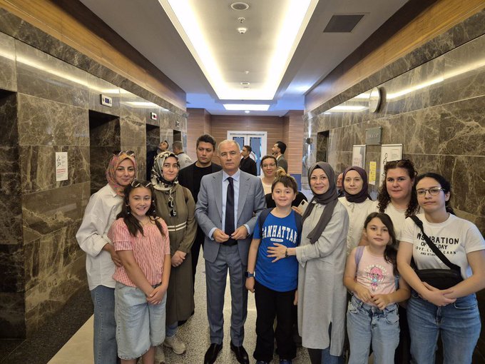 🔺2024 KPSS ile ek atama bekleyen öğretmenler temaslarını sürdürüyor. Son olarak AK Parti Genel Başkanvekili Efkan Ala ile bir araya geldiler.