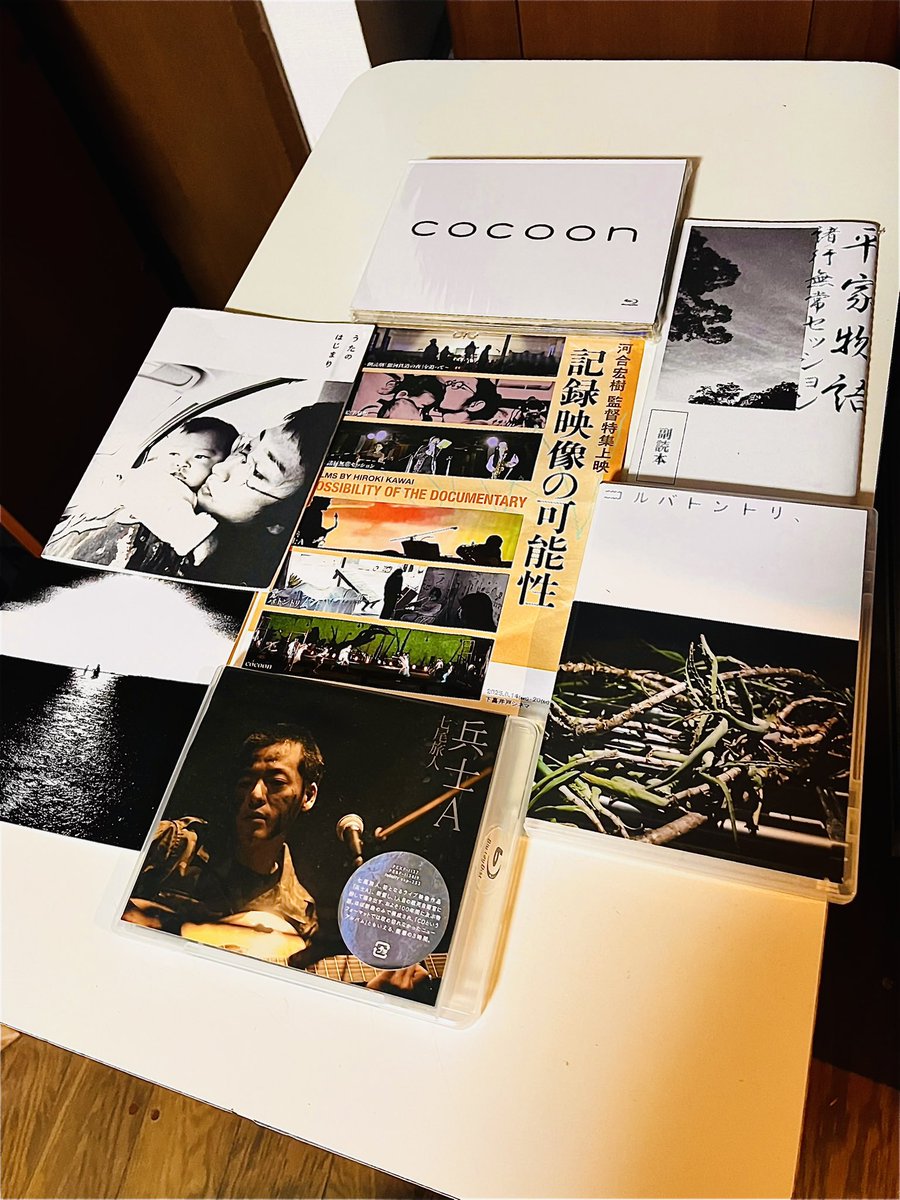 6/14-20 河合宏樹監督特集@下高井戸シネマにて連夜19時からの上映時物販です。
・朗読劇「銀河鉄道の夜」プログラム(写真には写ってません)
・「うたのはじまり」パンフレット
・「うたのはじまり」ポストカード
・「コルバトントリ、」DVD
・「cocoon」BD、DVD
・「平家物語