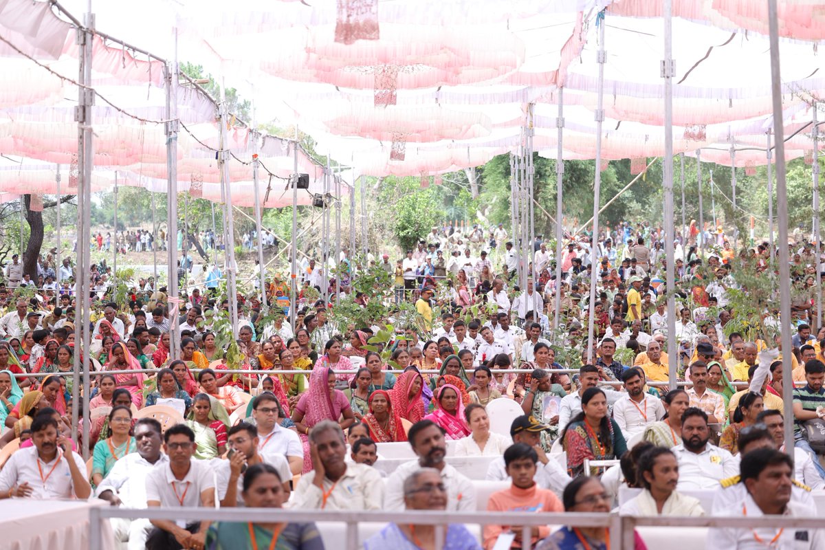 મુખ્યમંત્રી શ્રી ભૂપેન્દ્રભાઈ પટેલ પંચમહાલ જિલ્લાના તાજપુરા ખાતે શ્રી નારાયણ આરોગ્યધામ અન્નપૂર્ણા ટ્રસ્ટ અને પંચમહાલ વન વિભાગના સંયુક્ત ઉપક્રમે આયોજિત વૃક્ષારોપણ કાર્યક્રમમાં રાજ્યના વન અને પર્યાવરણ મંત્રી શ્રી મુળુભાઈ બેરા, મધ્યપ્રદેશના મંત્રીશ્રી પ્રહલાદસિંહ પટેલ, ગુજરાત