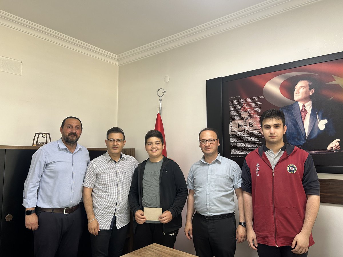 ayancikilcemem's tweet photo. Ayancık Eğitim Hamlesi kapsamında düzenlenen Kazanım Değerlendirme Sınavında, lise birincisi Doğancan SARI ve ortaokul birincisi Poyraz GÜL, İlçe Milli Eğitim Müdürü Alper ŞAHİN tarafından ödüllendirildi. Öğrencilerimizi tebrik ediyor, başarılarının devamını diliyoruz. https://t.co/O8mjeZZkDf