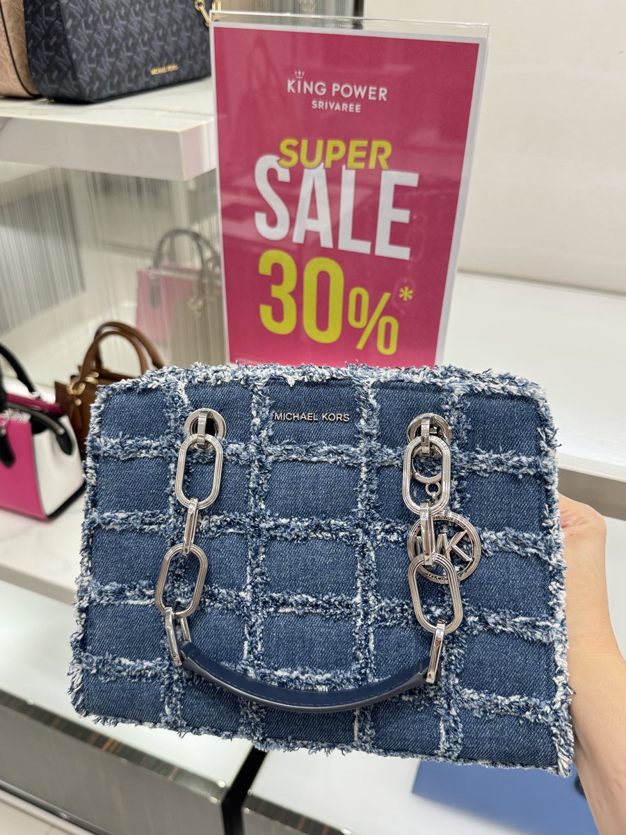 น้องยีนส์ Marc Jacob ใบนี้คือน่ารักมากกก ละลดอีก 30% ควรโดนมั้ย ￼￼  

￼📍 พิกัด : King Power ศรีวารี  ตอนนี้มี Sale อยู่ ลดสูงสุด 50%

- ถ้าช็อปเสาร์อาทิตย์ คูปองลด 40% 
- ถ้ามีบินลด on top 20% บวกไปบวกมาลดไปครึ่งนึง ￼😱

ใครสายช็อป มีแบรนด์อื่นของอื่นอีกเพียบบ