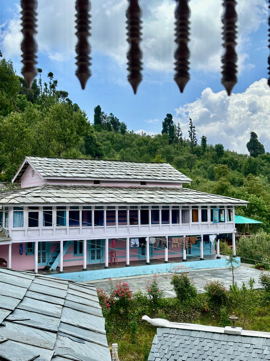 nazariyaa__'s tweet image. That’s the impact of hail on apples … But with proper care like pruning, nutrient sprays and sorting much of the harvest can still be saved. Hailnets add that extra layer of protection. 🍏🌲⛰️
#himachal