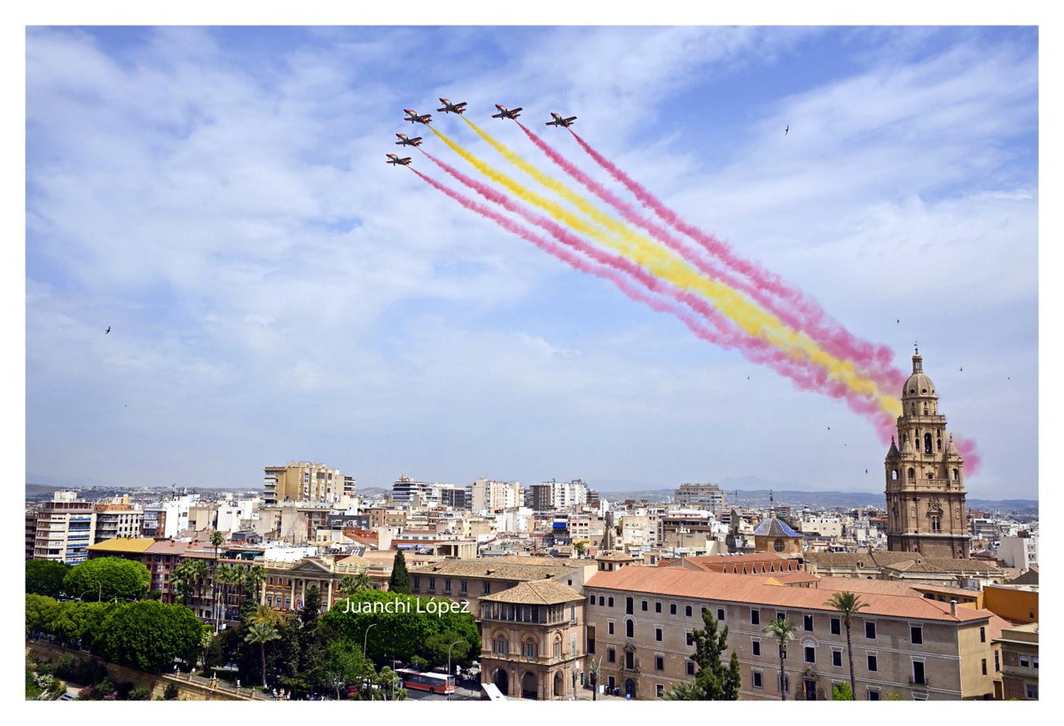 25-06-2025. Los C-101 de la Patrulla Águila sobrevuelan
el cielo de Murcia por última vez.
📷Para <a href="/AytoMurcia/">Ayuntamiento de Murcia</a>