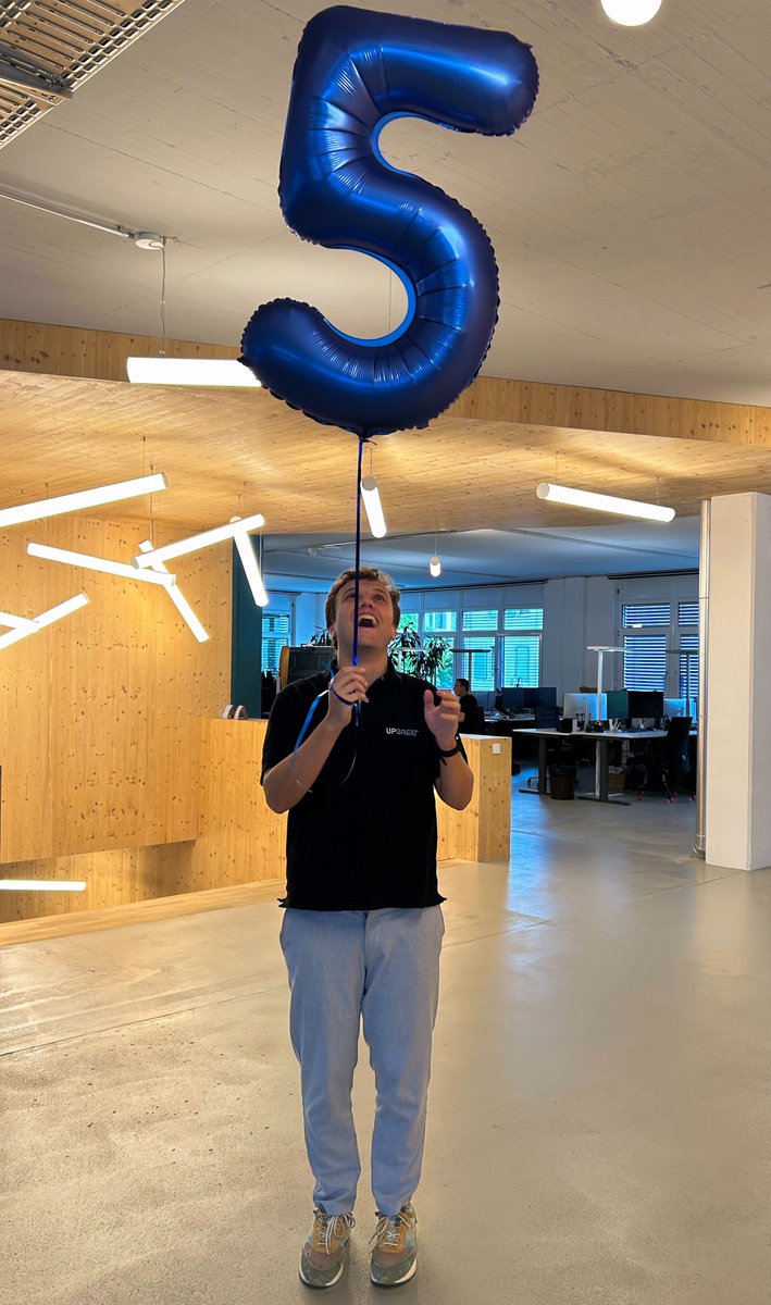 Upgefeiert wird Lukas Hutter! 
Herzlichen Glückwunsch zu 5 Jahren UPGREAT. Wir sind stolz, dich im Team zu haben – danke für alles, was du bisher geleistet hast. Wir freuen uns au die Zeit, die noch vor uns liegt! 💙🎉

#upgreat #teamspirit #itdiebegeistert #upgreatag